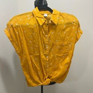 Old Navy linen blend yellow daisy print button down, medium